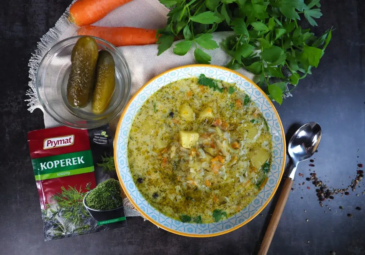 Zupa ogórkowa z koperkiem. Do tej zupy nie dodawaj innych ziół, bo koperkiem już jest idealna!