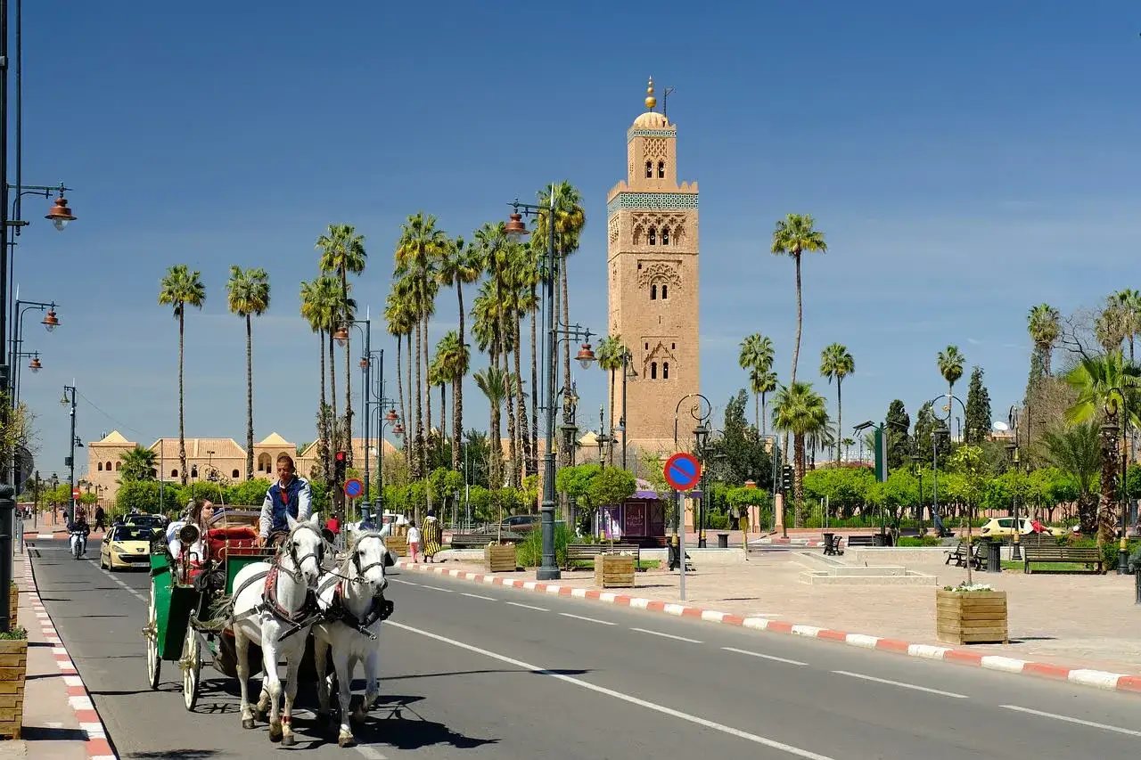 W Marrakeszu jest bezpiecznie, o czym świadczy spokojny przejazd dorożką obok minaretu Koutoubia.