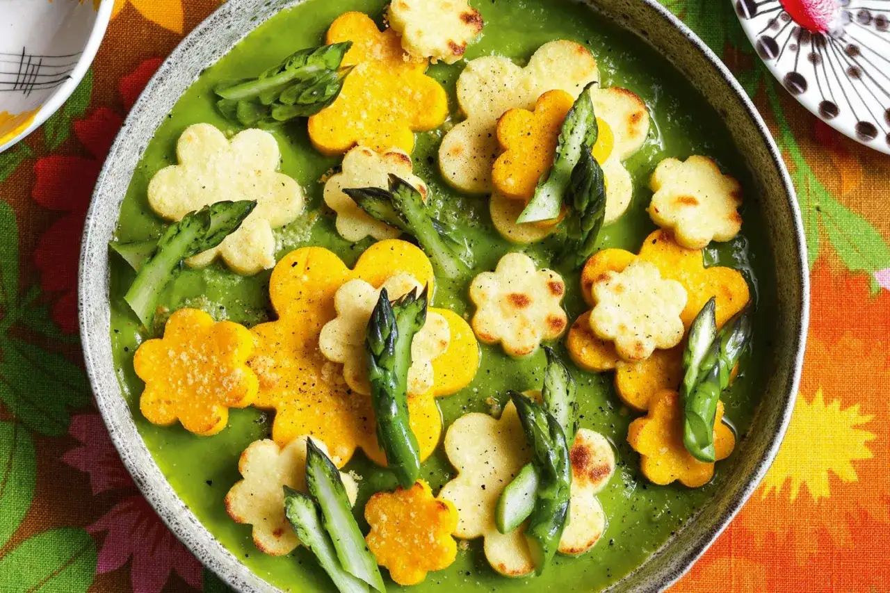 Zuppa verde con fiori di semolino e asparagi, porzione singola.