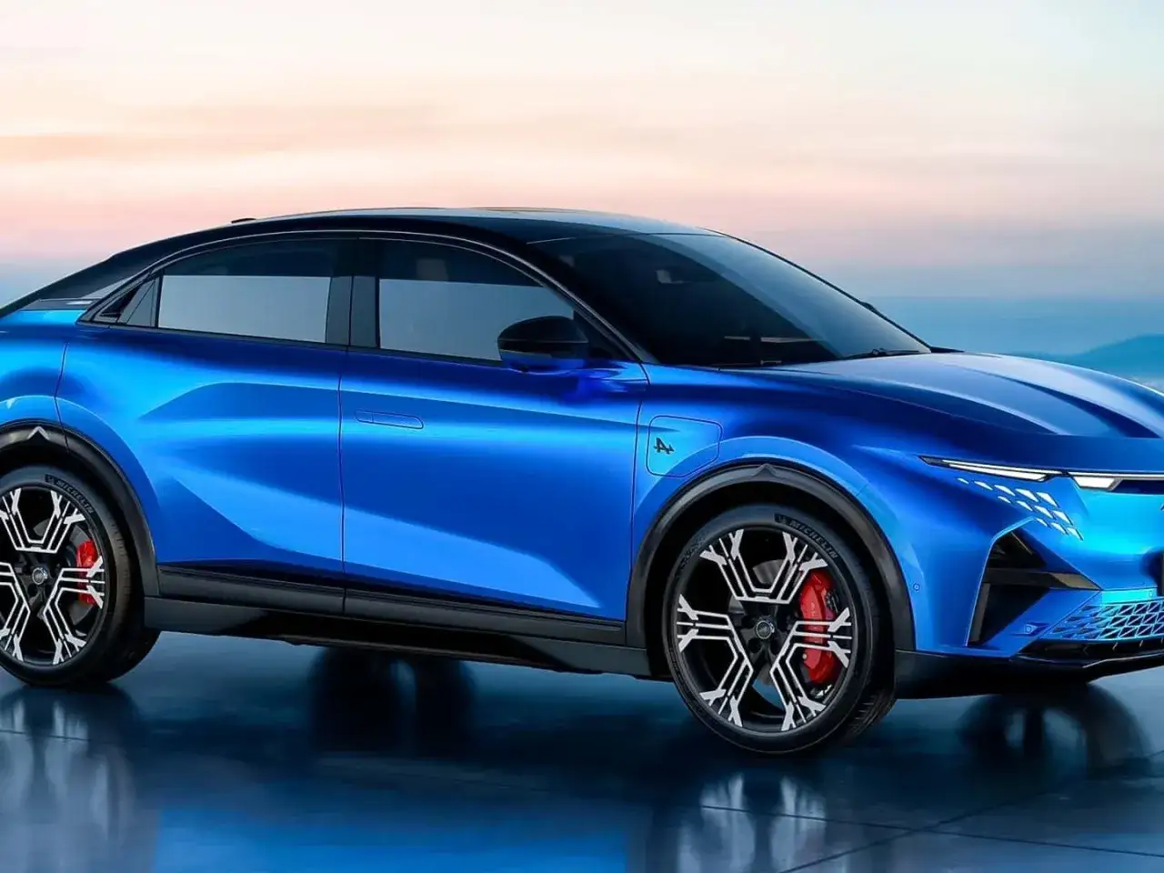 La concept car Alpine A390, un SUV elettrico blu brillante con tetto nero, sfoggia cerchi aerodinamici e pinze freno rosse.