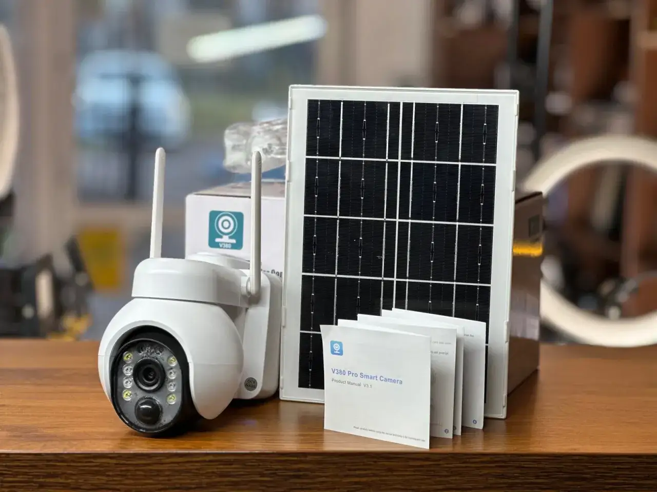 Kamera V380 Pro z panelem solarnym, idealna do monitoringu bez prądu. W zestawie instrukcja obsługi.