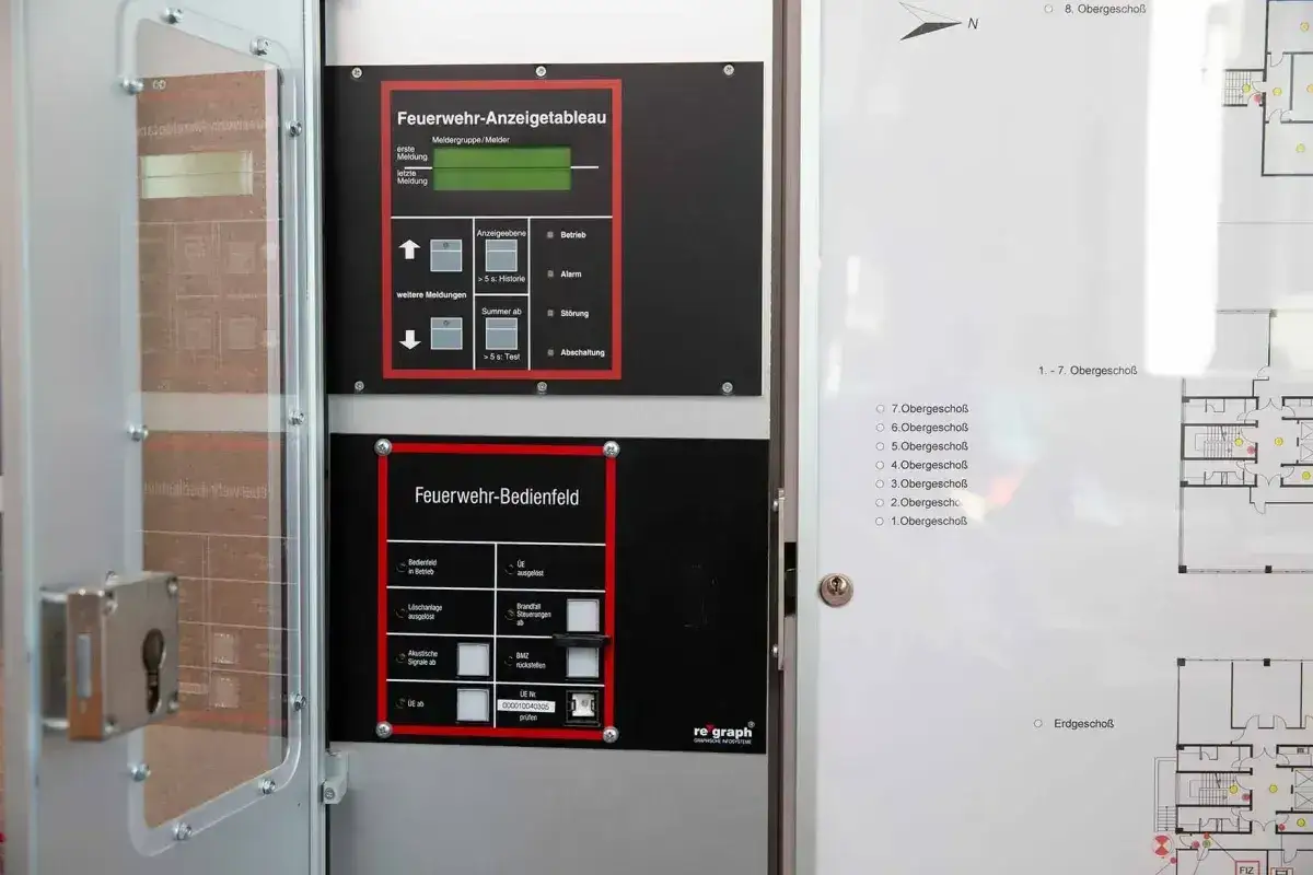 Feuerwehr-Anzeigetableau und Bedienfeld für den Alarm test. Anzeige von Meldungen und Bedienung der Anlage.