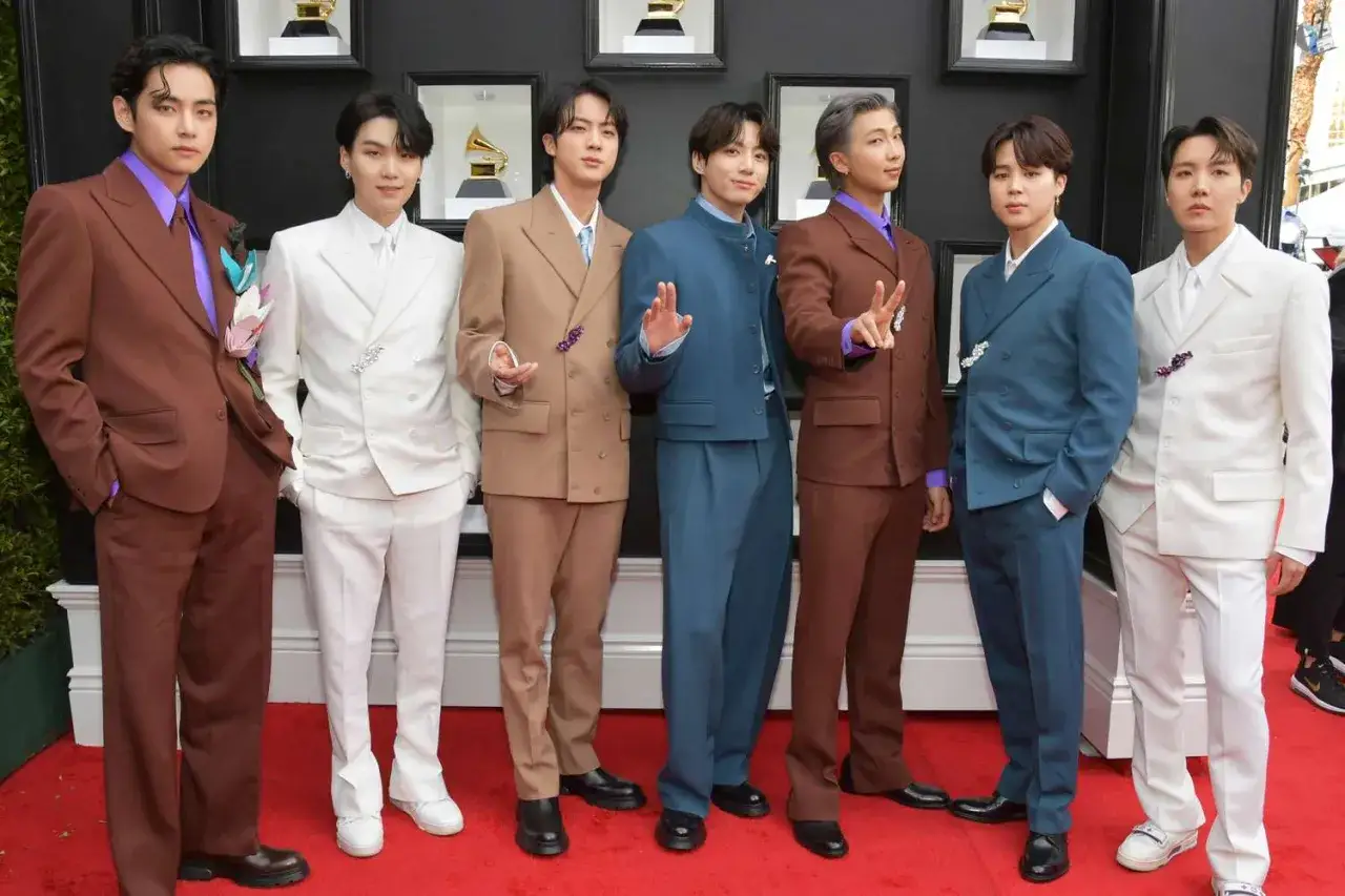 Die Mitglieder von BTS posieren in schicken Anz&uuml;gen auf dem roten Teppich.