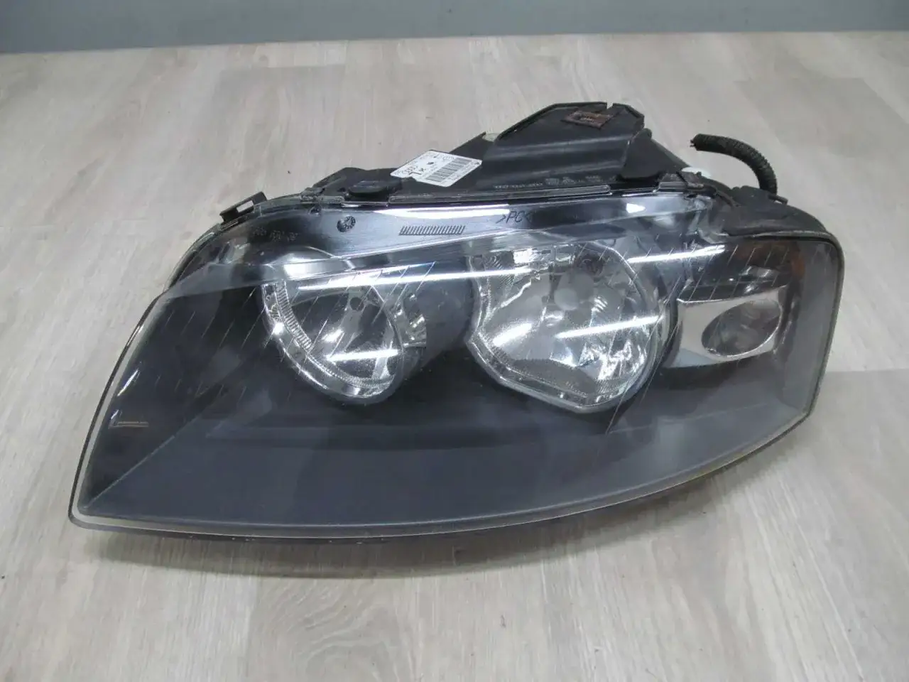 Reflektor do Audi A3 8P, gotowy do montażu. W środku znajdują się dwie żarówki, które zapewnią doskonałą widoczność.