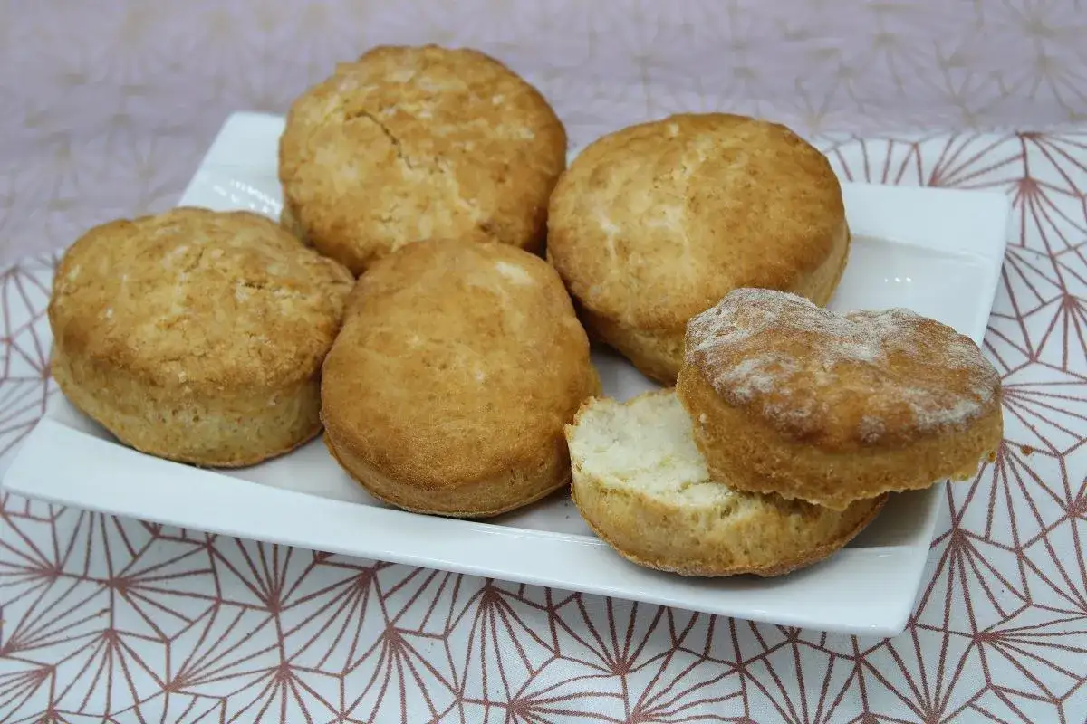 Des biscuits dor&eacute;s, certains coup&eacute;s en deux, sur une assiette blanche. C'est &ccedil;a le lait battu, une p&acirc;te l&eacute;g&egrave;re pour des douceurs maison.
