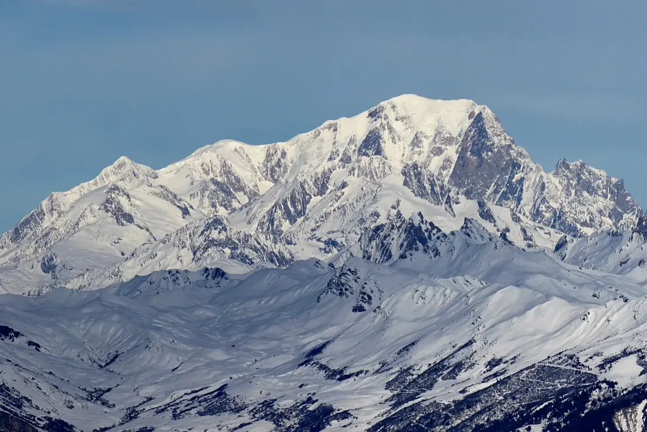 Vastes étendues enneigées du Mont Blanc, où des alpinistes audacieux bravent les sommets.