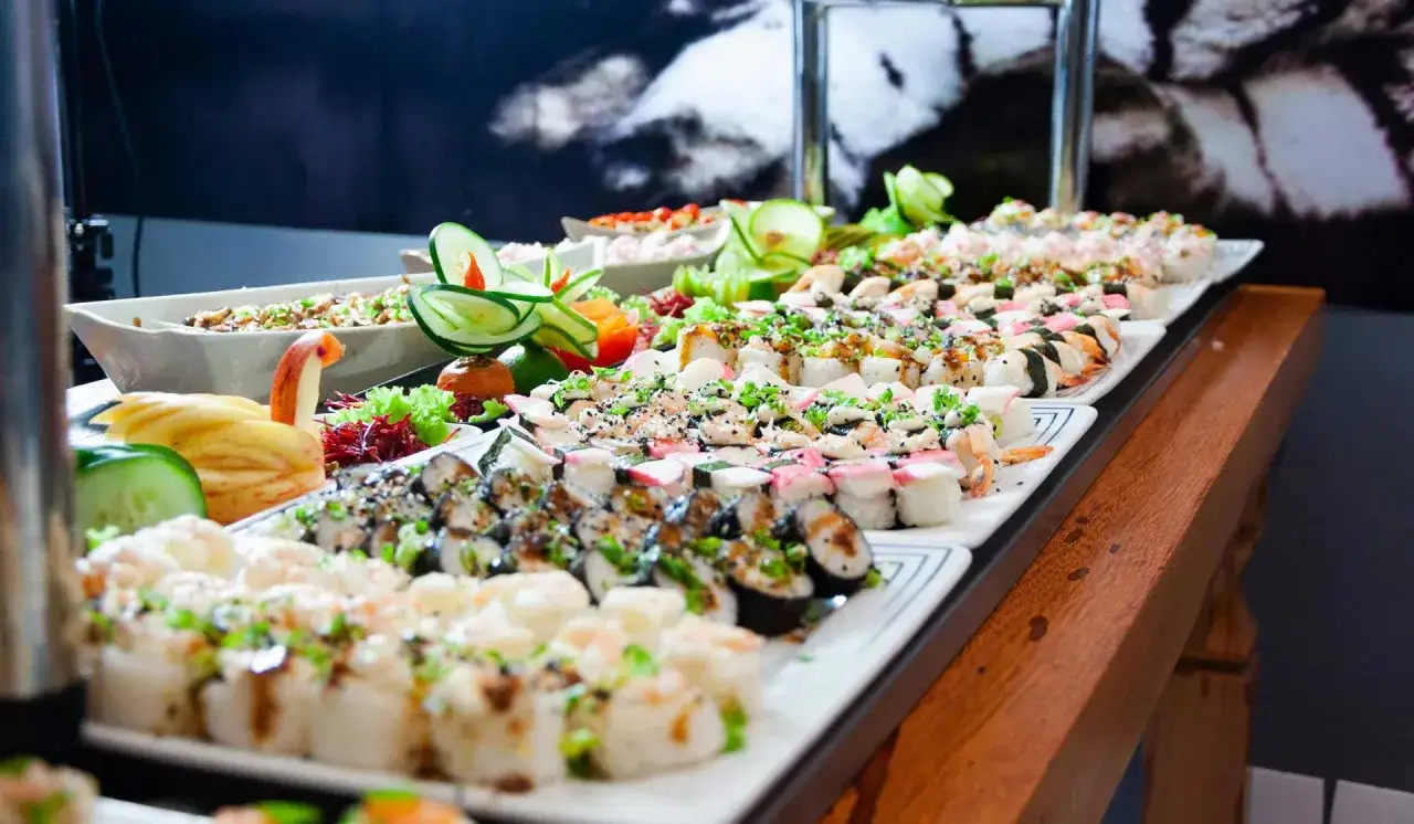 Un buffet de mariage avec une abondance de sushis variés, des makis colorés et des garnitures fraîches. Une idée buffet mariage parfaite pour les gourmands.