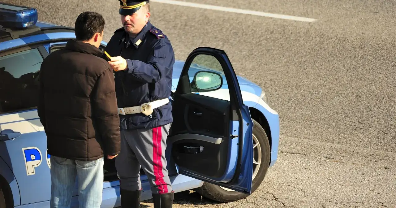 policjant z alkomatem kontrola drogowa
