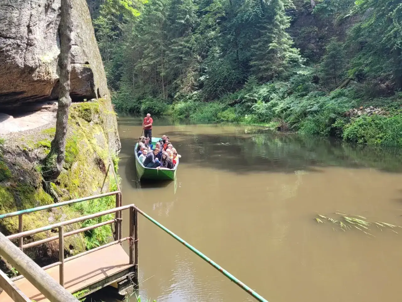 Bootsfahrt durch die Hřensko Klamm mit vielen Besuchern.