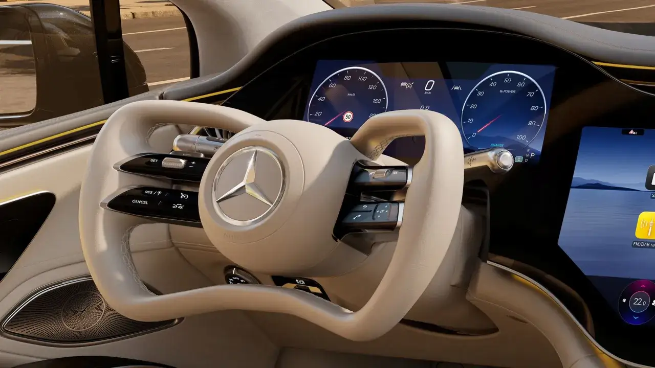 Interieur des EQS Facelift: Lenkrad mit Stern, digitale Instrumente und Touchscreen.