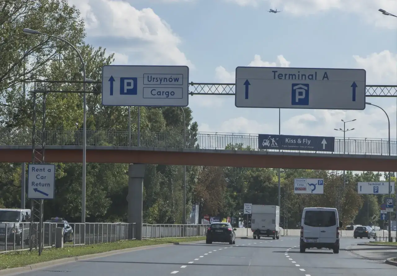Znak drogowy wskazujący na parking lotniskowy P1, P2
