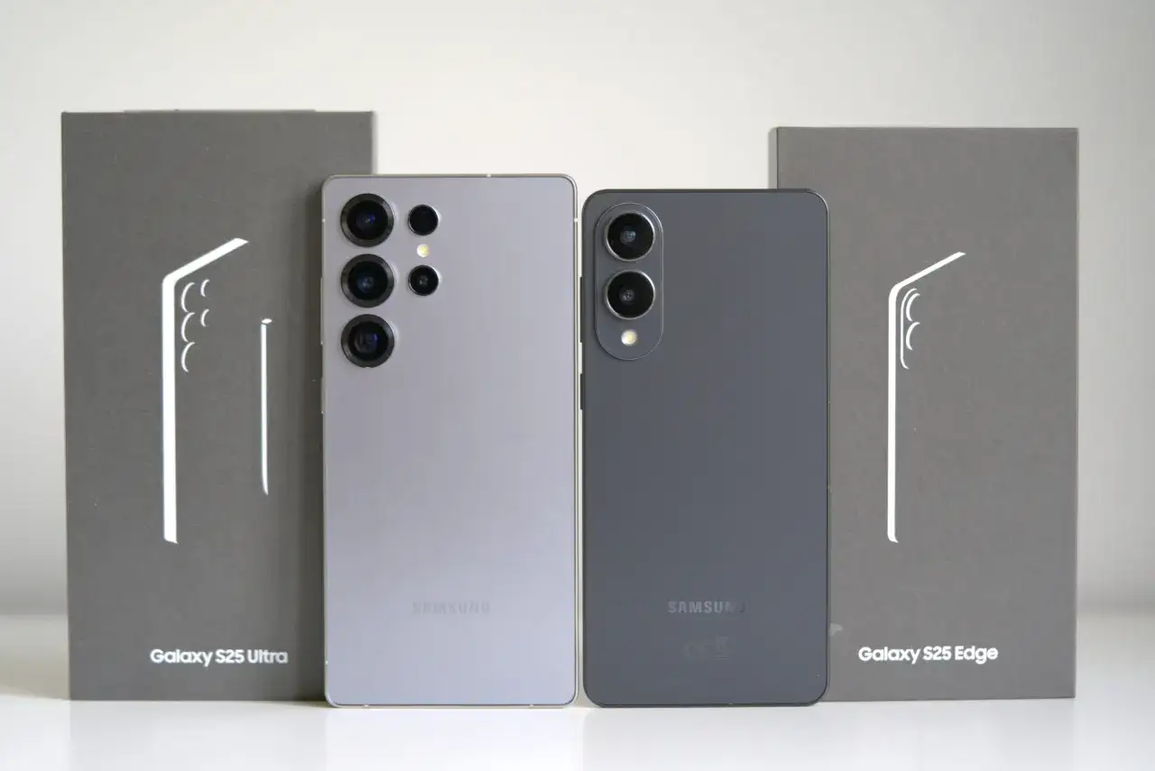 Dwa telefony Samsung z dobrym aparatem: Galaxy S25 Ultra i S25 Edge, obok swoich pudełek.