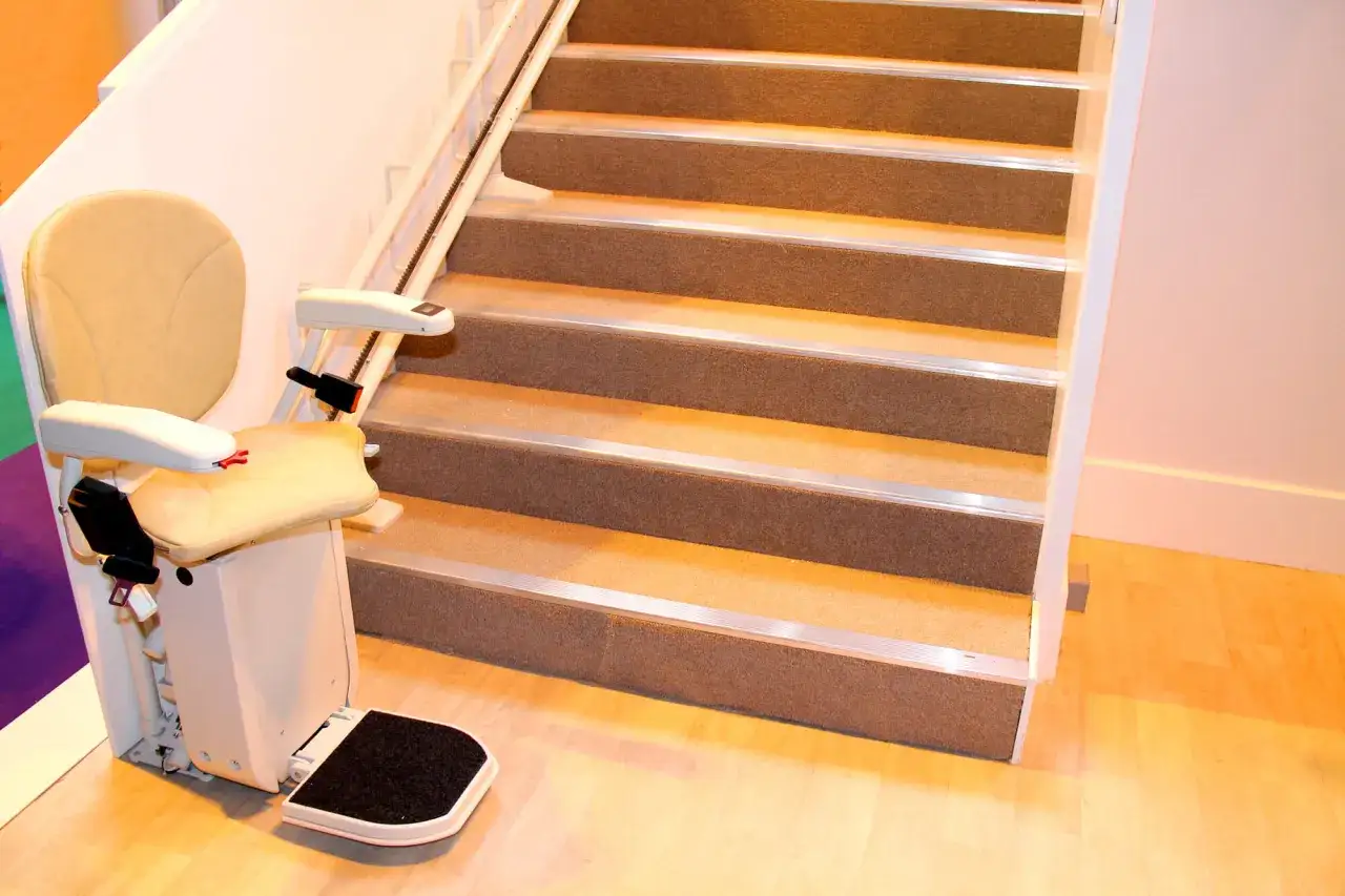 Ein Treppenlift steht bereit, um die Stufen zu erklimmen. Diese **Treppenlift Bilder** zeigen eine komfortable Lösung für mehr Mobilität.