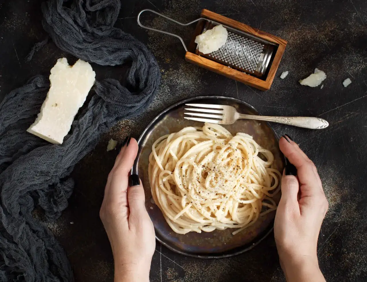 Ser do spaghetti w kawałku i starty r&oacute;żnice