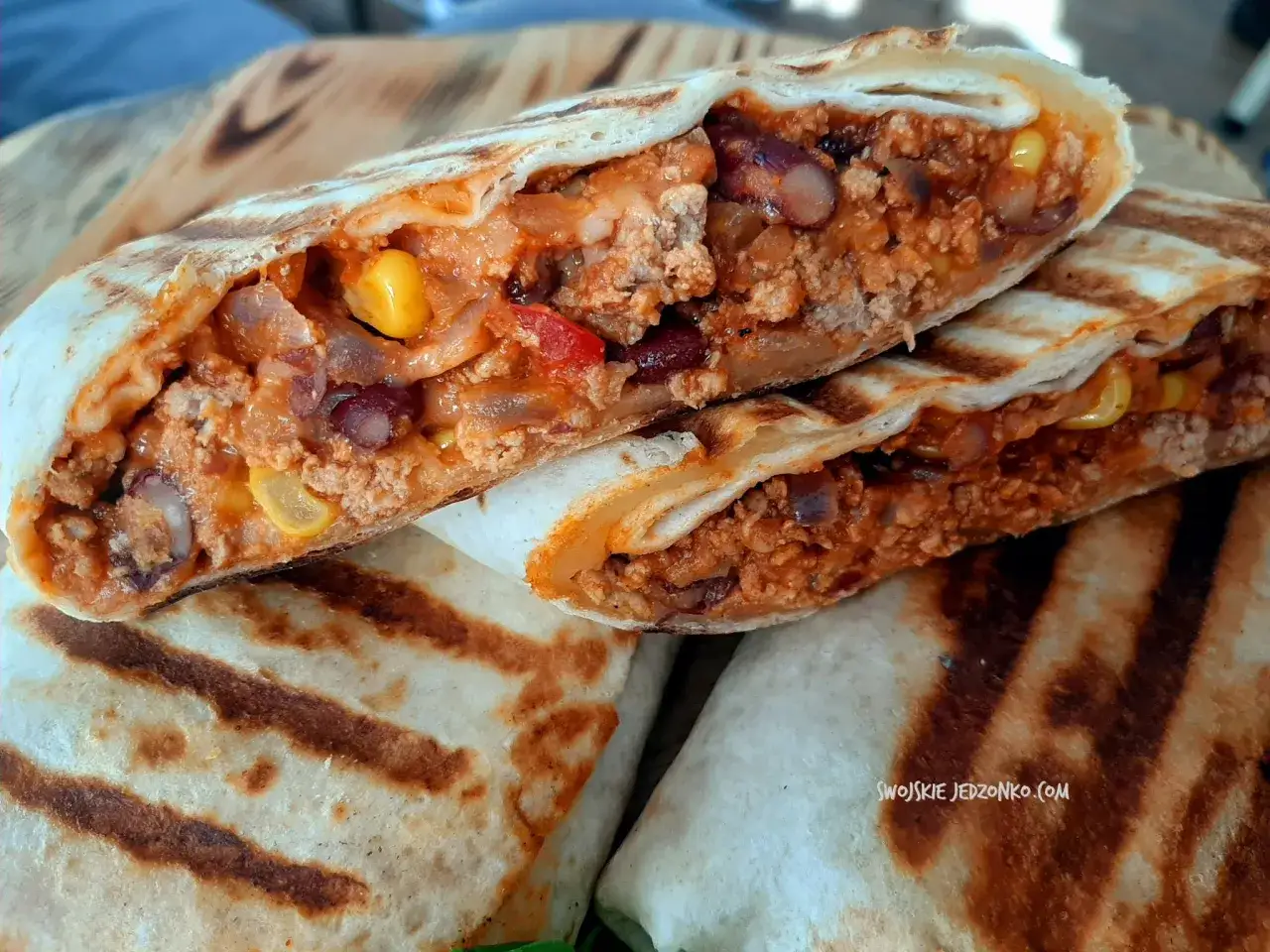 Pyszne tortilla przepisy na nadzienie z mielonym mięsem, fasolą, kukurydzą i cebulą. Idealne na szybki obiad.
