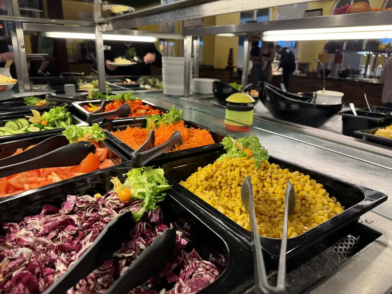 Vielfalt am Center Parcs Buffet: Salat, Mais & mehr. Informiere dich &uuml;ber die Center Parcs Buffet Preise f&uuml;r deinen n&auml;chsten Urlaub.