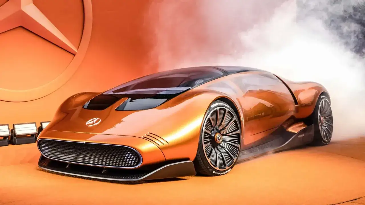 Concept car naranja futurista, con líneas aerodinámicas y ruedas de diseño. Un Mercedes mas potente que evoca velocidad y tecnología.
