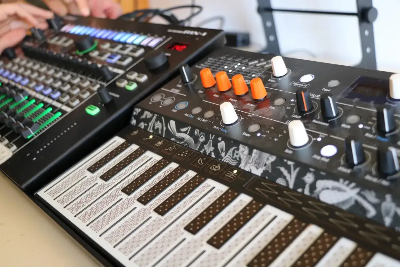 Un looper et un synth&eacute;tiseur avec des boutons et des touches, pr&ecirc;ts pour la cr&eacute;ation musicale.