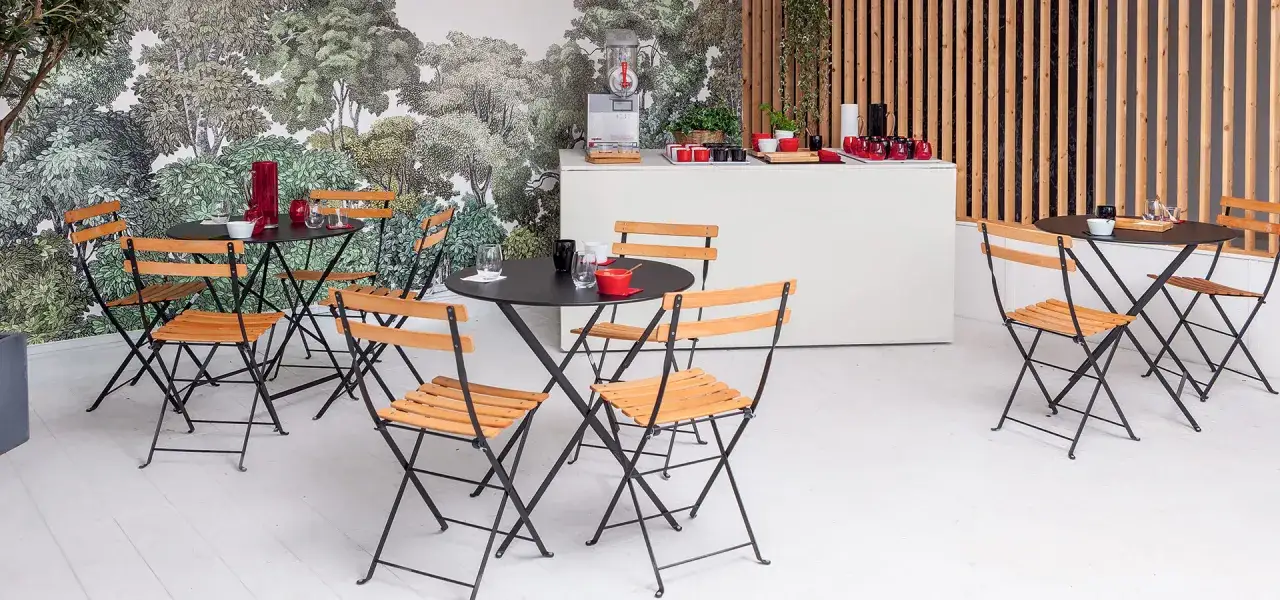Ambiance bistrot avec tables et chaises pliantes, idéale pour une fête retraite idée.