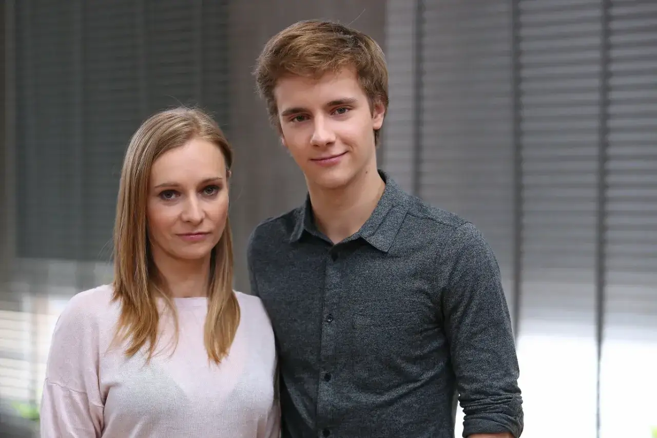Anna Markiewicz musiała zmierzyć się z trudną decyzją. Obok niej stoi młody mężczyzna, który wygląda na zmartwionego.
