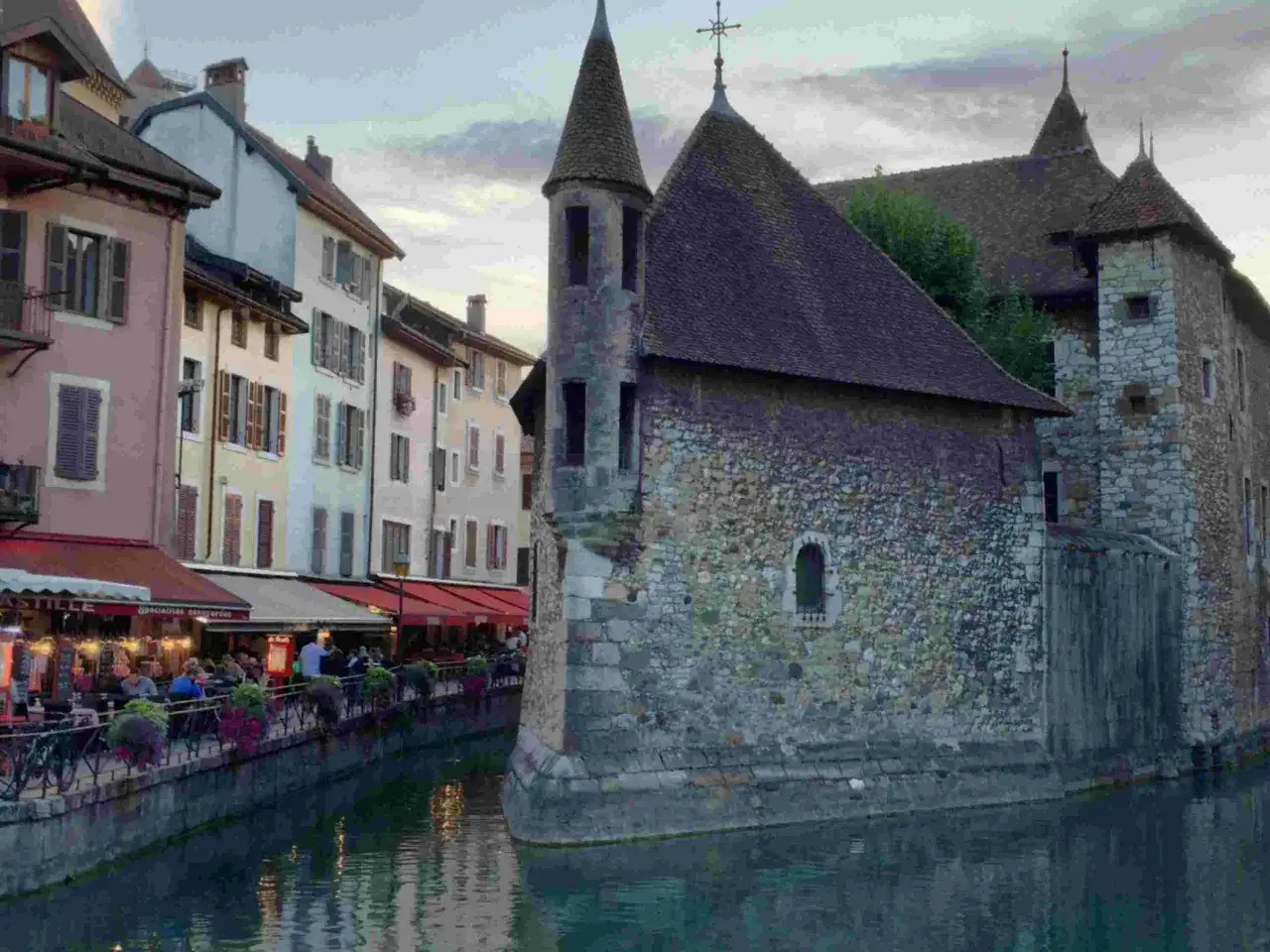Que faire à Annecy quand il pleut ? Se réfugier dans un café au bord du canal, admirer l'architecture médiévale et les toits en ardoise.