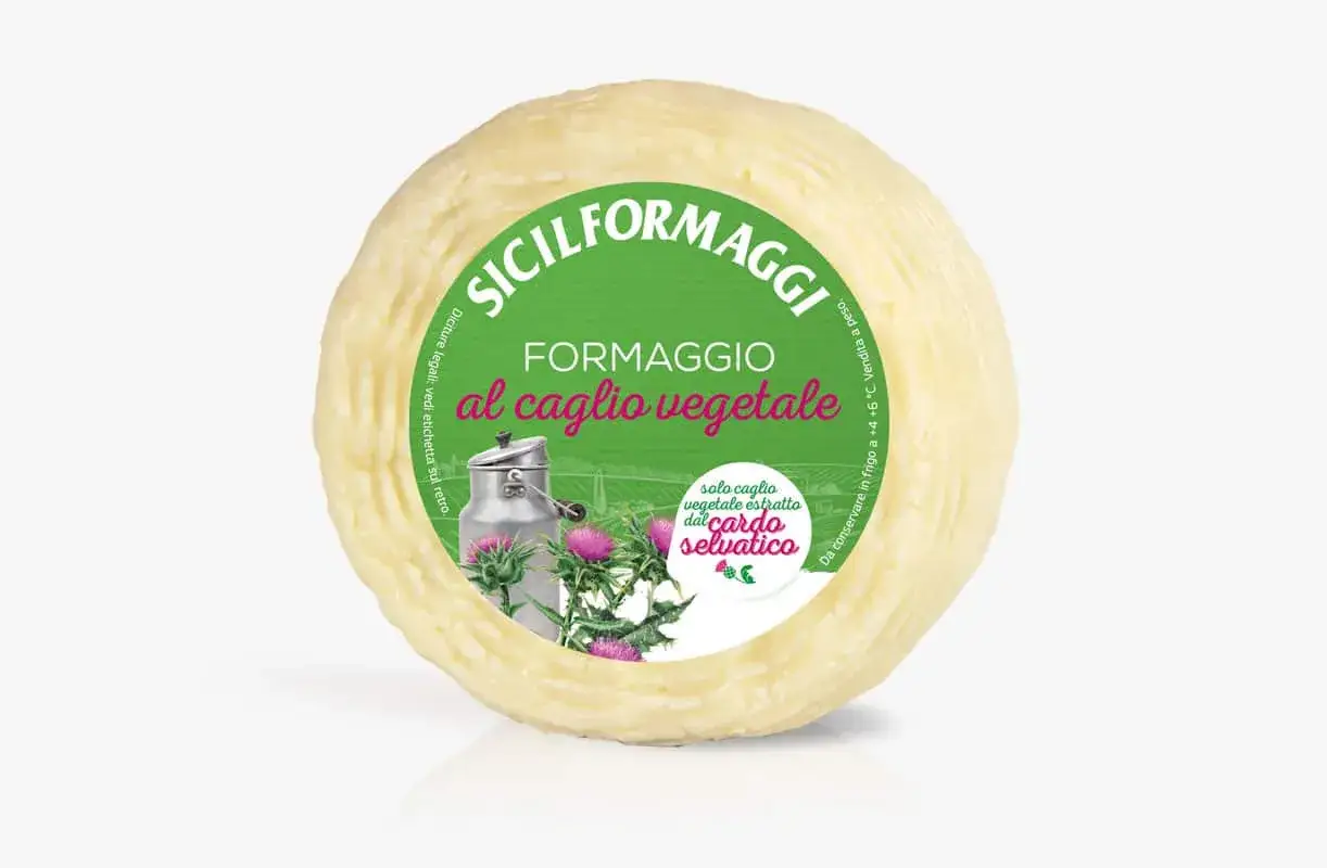 Formaggio rotondo con etichetta verde che indica
