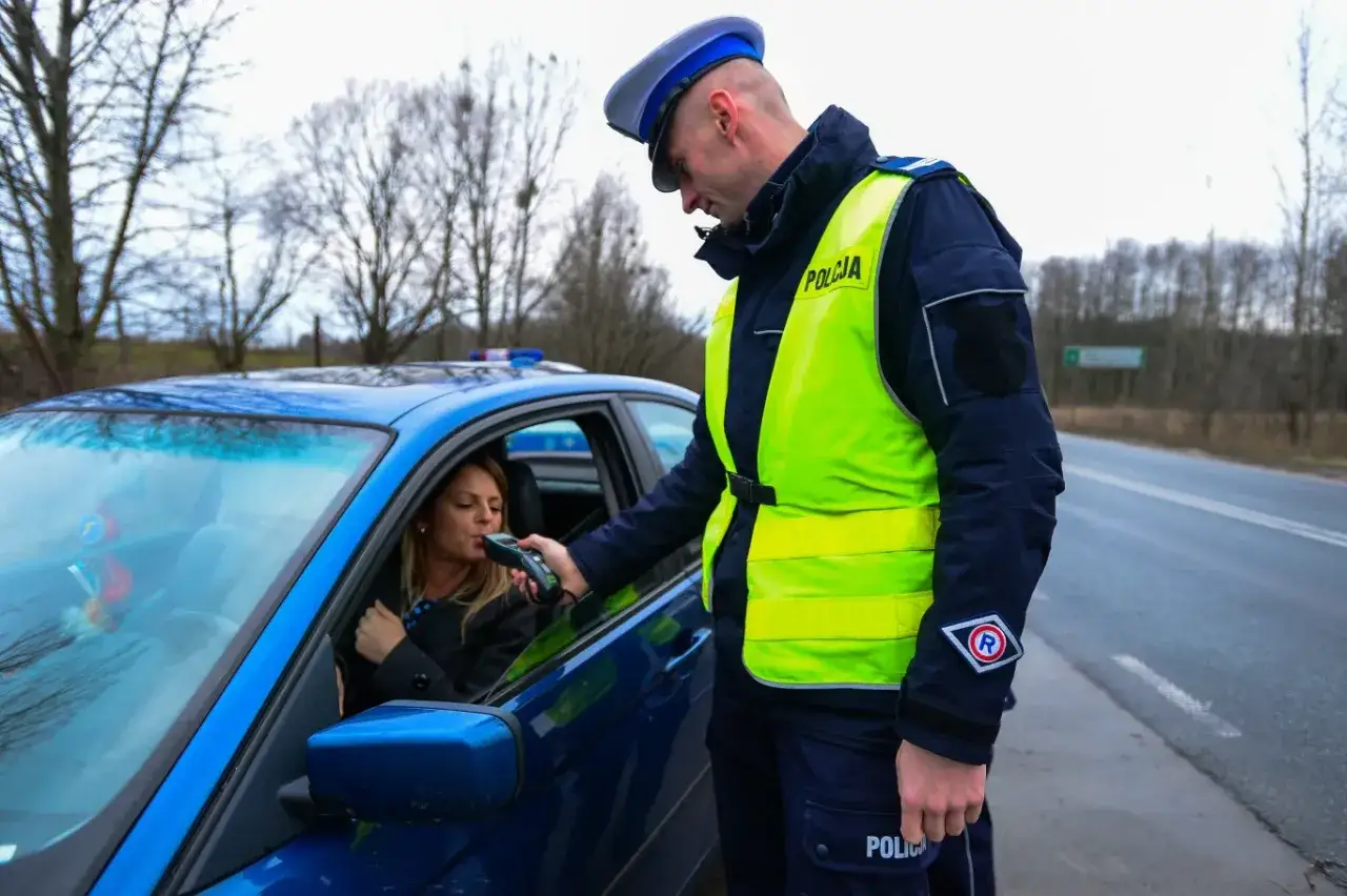 Policyjny alkomat w użyciu