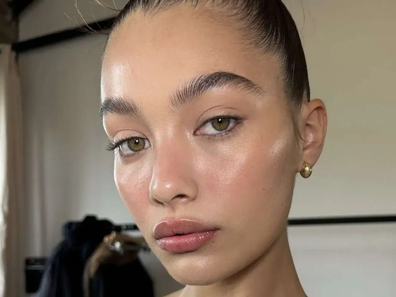 Naturalny blask sk&oacute;ry, podkreślone brwi i błyszczące usta. To kwintesencja stylu make up no make up.