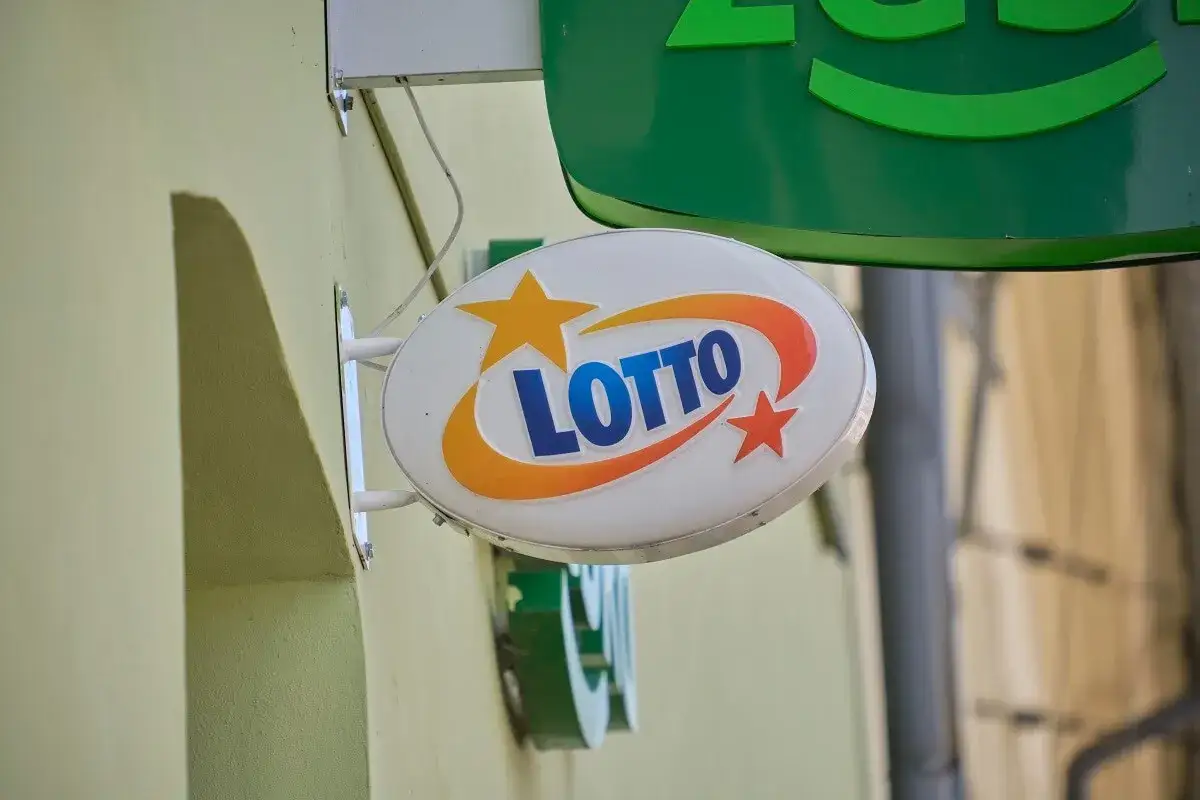 Znak LOTTO. Czy lottomilioner z Eurojackpot może stracić anonimowość przez błąd kolektora?