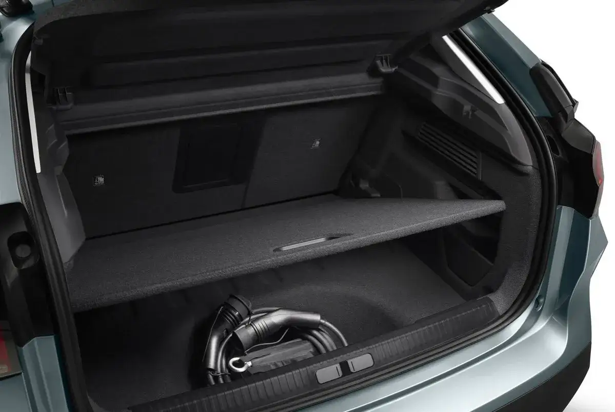 Maletero del Citro&euml;n C4 con cable de carga. Amplio espacio para tus viajes, con varios litros de capacidad.