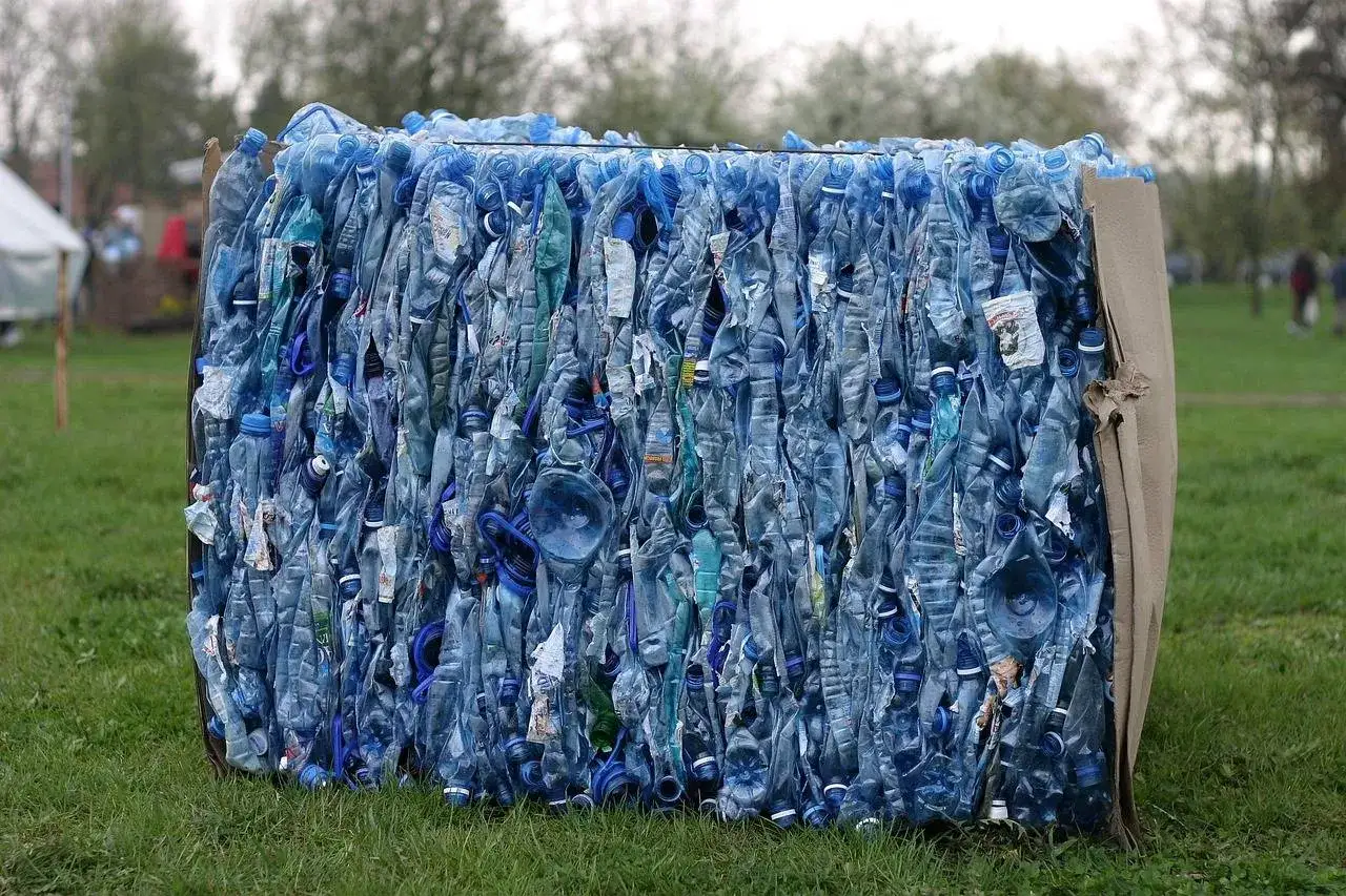 Zgniecione plastikowe butelki tworzą blok, który symbolizuje nasze wspólne wysiłki, by save the world.