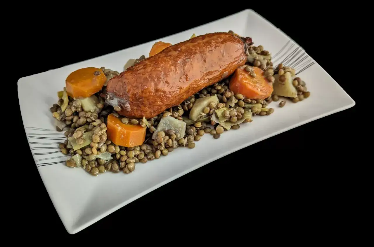 Une saucisse savoureuse sur un lit de lentilles et de carottes, un plat r&eacute;confortant pr&eacute;par&eacute; avec le Cookeo.