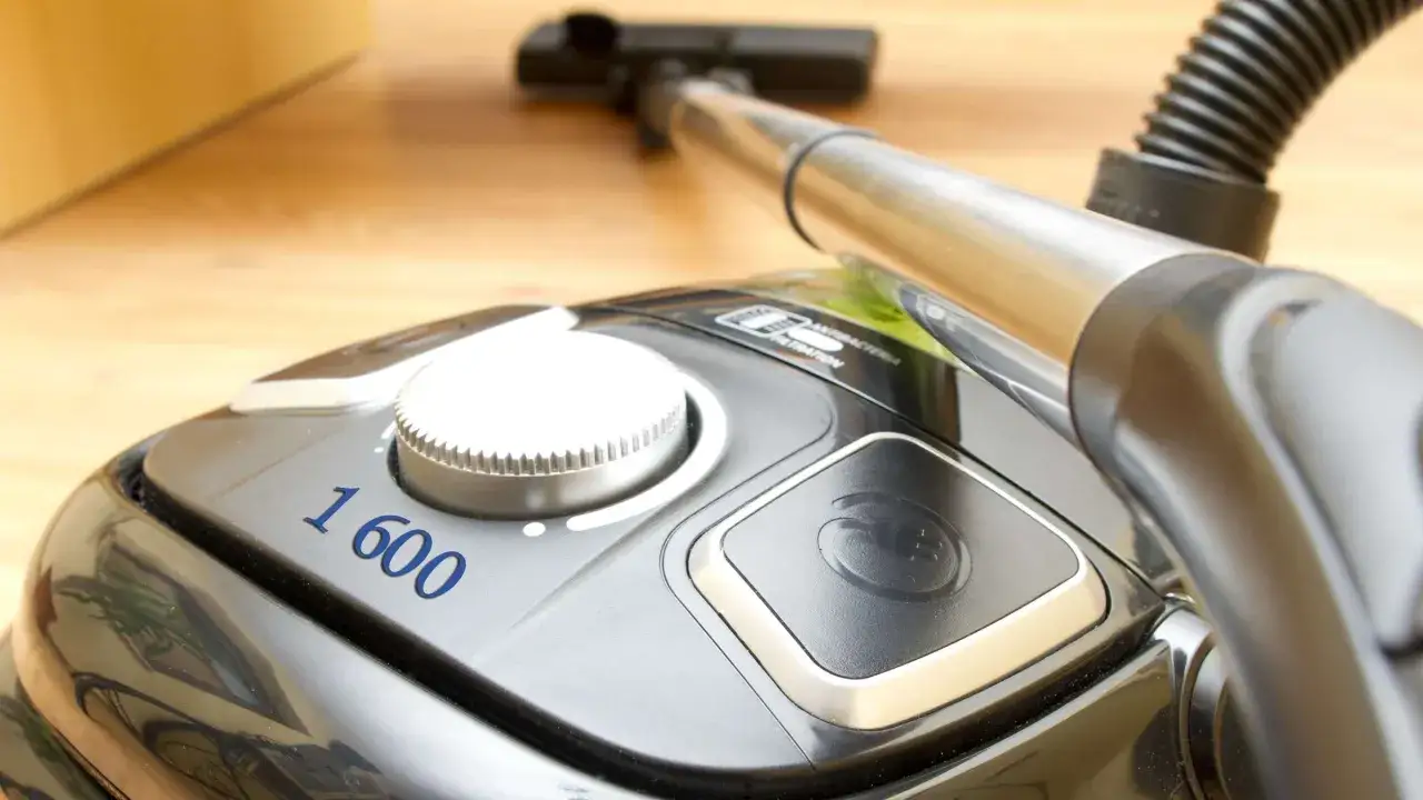 Ein Staubsauger stinkt, was tun? Dieser Staubsauger mit 1600 Watt Leistung und Filterung könnte helfen.