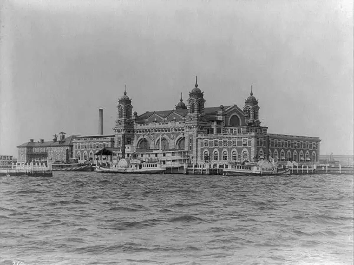 Vue d'Ellis Island, porte d'entr&eacute;e historique pour des millions d'immigrants aux &Eacute;tats-Unis.