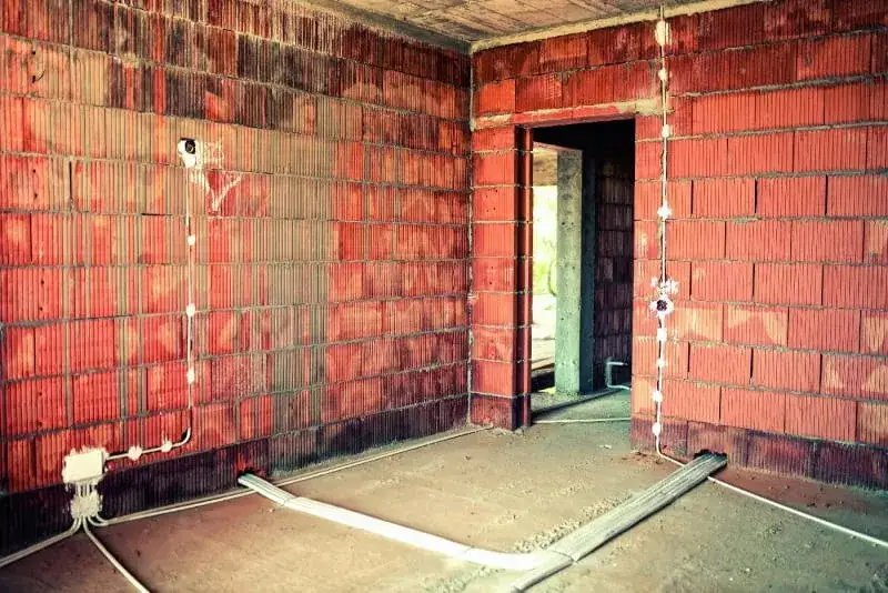 instalacja elektryczna ściana beton cegła gips