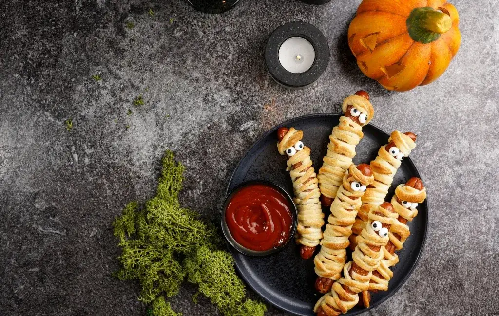 halloweenowe mumie z par&oacute;wek, pizzerinki pająki, miotły czarownicy