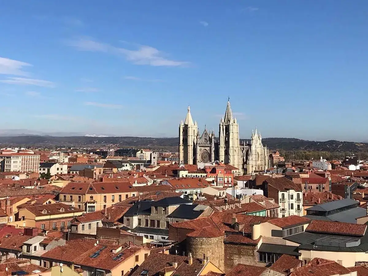 Vista a&eacute;rea de Le&oacute;n con su imponente catedral g&oacute;tica. Ideal para un free tour Le&oacute;n y descubrir su historia.