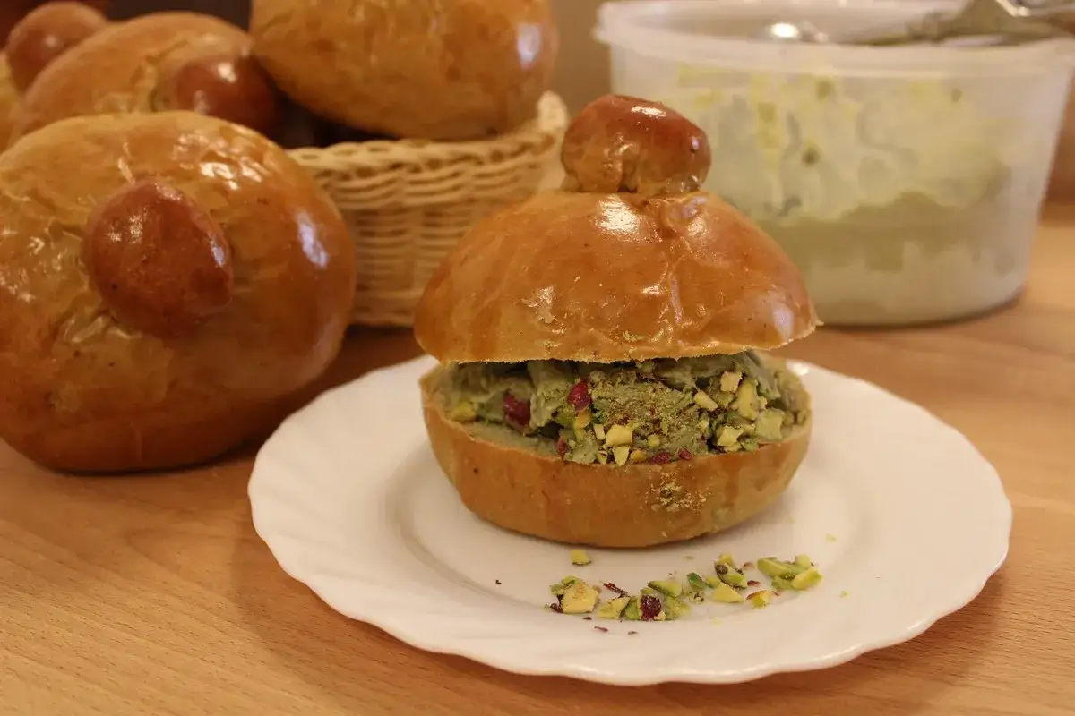 Brioches siciliane ricetta originale con strutto, farcite con crema al pistacchio e granella.
