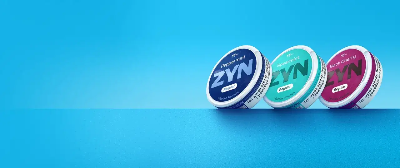 Trzy puszki z produktem ZYN: Peppermint, Spearmint i Black Cherry, na niebieskim tle.