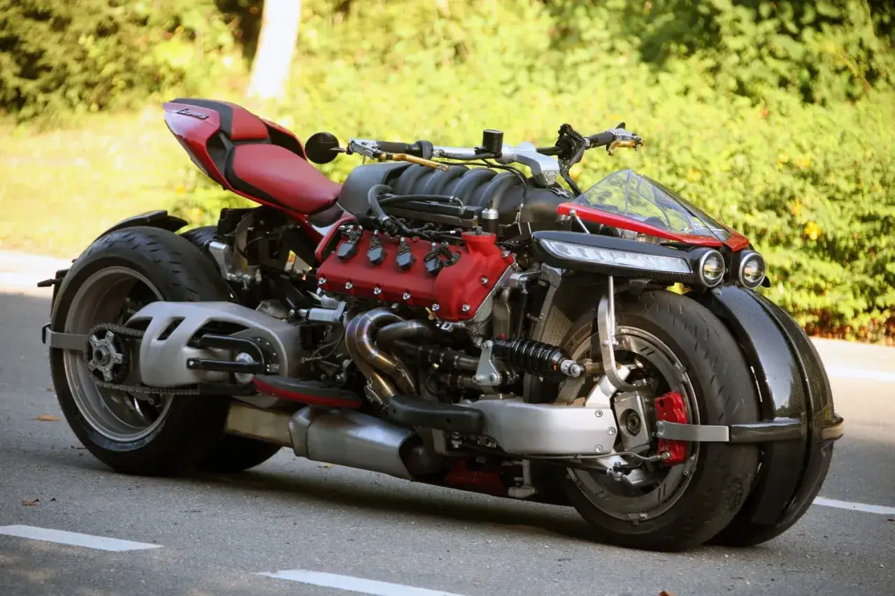 La Lazareth LM 847, una bestia de dos ruedas con motor V8, lista para rugir.