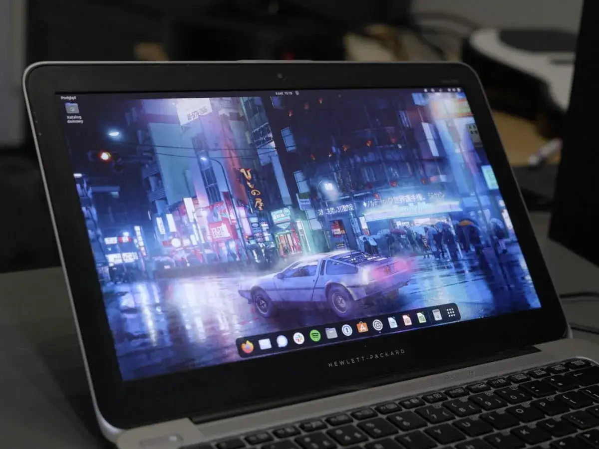 Stary laptop z tapetą z filmu
