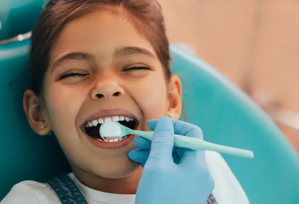 Zdjęcie Wyrzynanie zębów stałych u dzieci: Objawy, ulga, kiedy do dentysty?