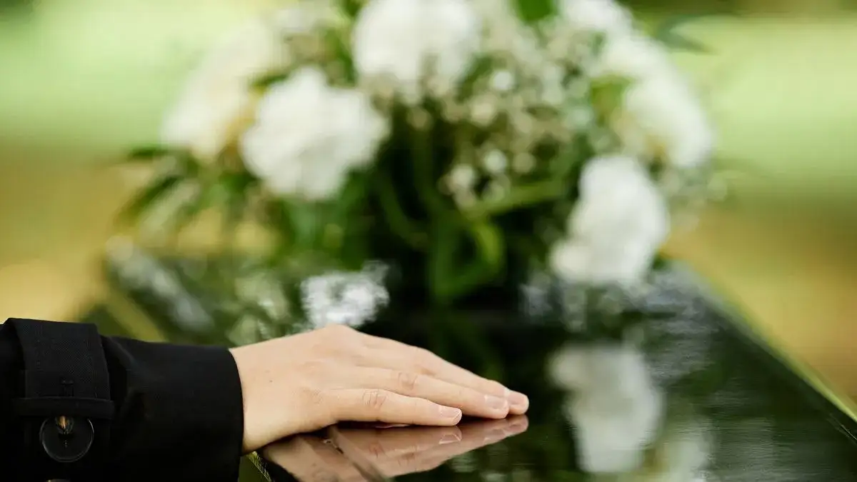 Zdjęcie Ile trwa żałoba w kościele katolickim? Odkryj ważne zasady i okresy