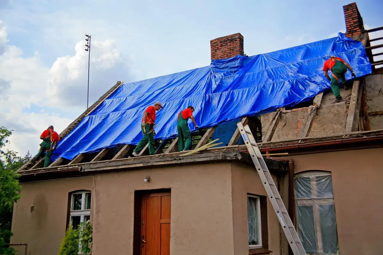 Zdjęcie Ile kosztuje pozwolenie na remont dachu? Zaskakujące opłaty i wymagania