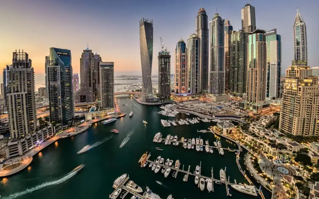 Zdjęcie Ile trwa lot z Polski do Dubaju? Odkryj różnice w czasie lotu