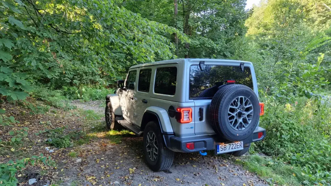 Zdjęcie Ile pali jeep wrangler? Sprawdź, jak zaoszczędzić na paliwie
