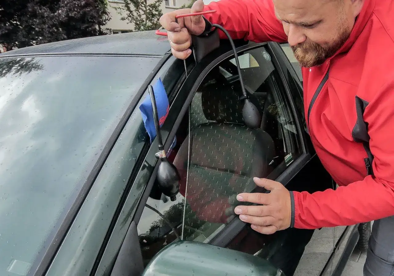 Zdjęcie Jak Szybko I Bezpiecznie Otworzyć Citroena C4 Gdy Zatrzasnąłeś Kluczyki
