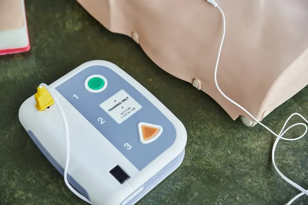Zdjęcie AED: Jak działa i czy Ty też możesz uratować komuś życie?