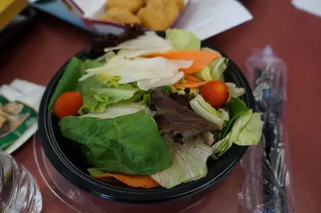 Zdjęcie Ile kalorii ma sałatka z McDonald's? Sprawdź kaloryczność i skład