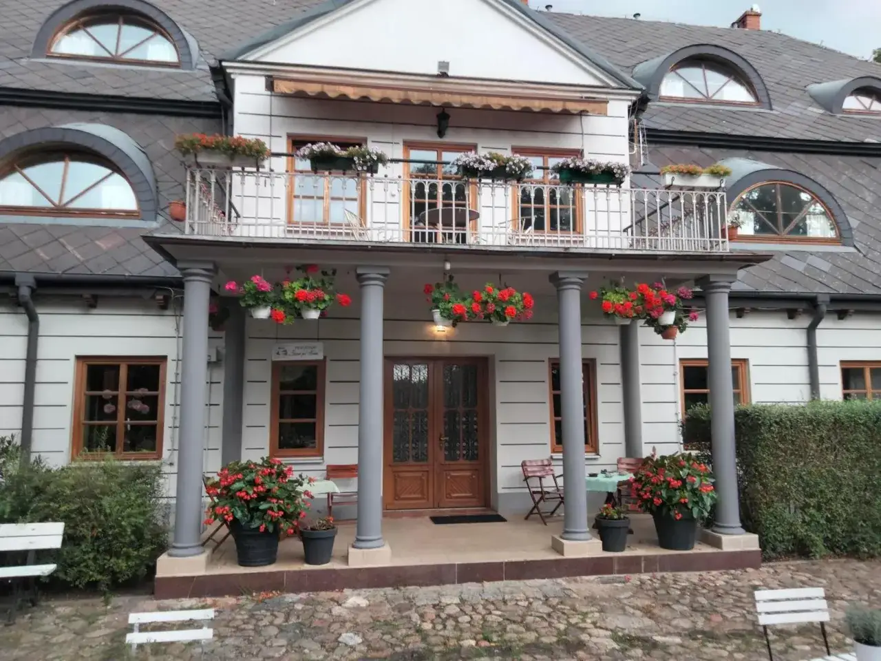 Zdjęcie Dworek pod herbem: historia, architektura i tajemnice miejsca